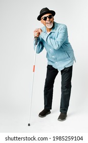 Hombre mayor ciego con bastón caminando