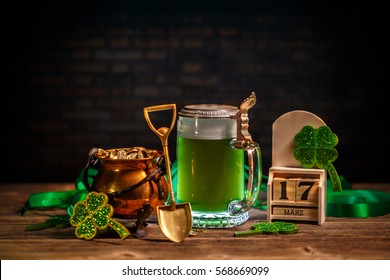 Block calendar for St Patrick's Day, March 17, with green beer and pot of gold - Powered by Shutterstock