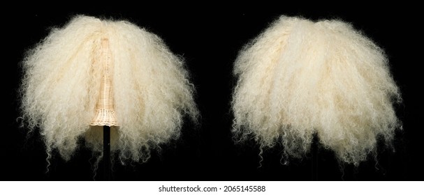 Perruque de cheveux Afro blond sur tête mannequin sur fond noir isolée, ensemble de deux pour afficher un grand angle de vision de l'onde et du point de vue