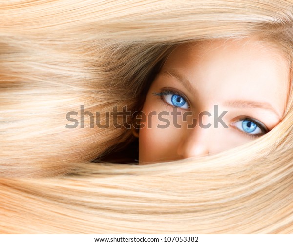 金髪の女の子 青い目をした金髪の女性 健康な長い金髪 ヘアの延長 の写真素材 今すぐ編集