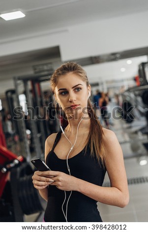 Blond listening to music at the gym
