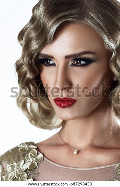 Blond Model Golden Dress Retro Hairstyle Stockfoto Jetzt