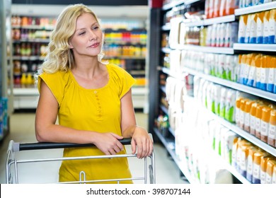 スーパーで買い物を選ぶ金髪の女性