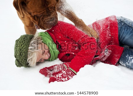 Foto Bild Blonder Labrador und junge Frau am Strand