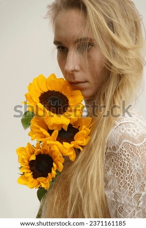 Similar – Foto Bild Junge blonde Frau, die in der Nähe einer riesigen Blume posiert.