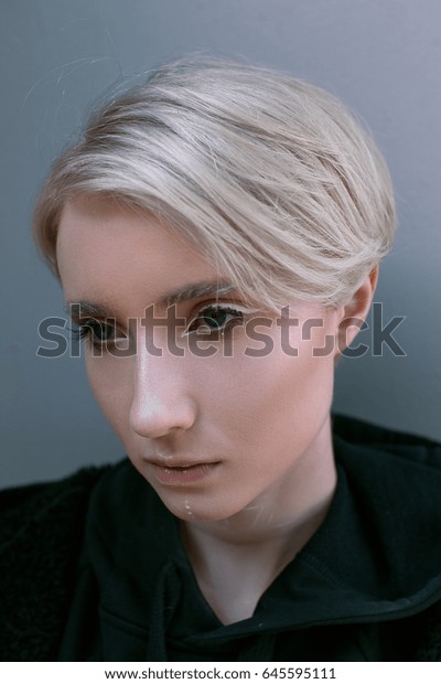 blonde girl short hair unusual appearance  stockfoto jetzt