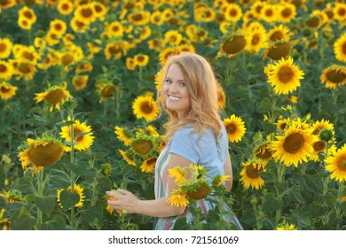 Blonde Woman Sunflower Field Stock Photo 721561069 | Shutterstock