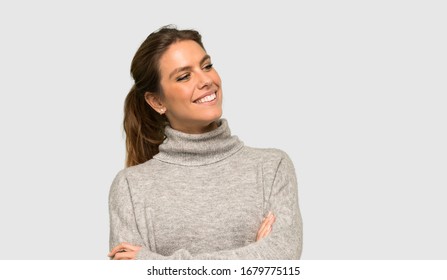 Blonde Frau mit Schildkröte Happy und Lächeln auf einzeln grauem Hintergrund