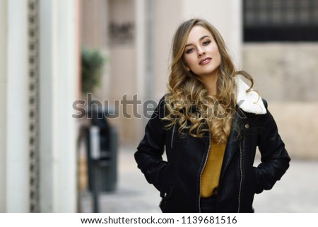 Blonde russische Frau im urbanen Hintergrund