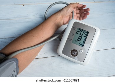 Blood Pressure Gauge Show Hypertension Or Very High Blood Pressure, This May Cause Damage To The Stage Death.