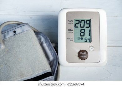 Blood Pressure Gauge Show Hypertension Or Very High Blood Pressure, This May Cause Damage To The Stage Death.