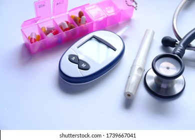  blood sugar measurement kits for diabetes with pill box on table 