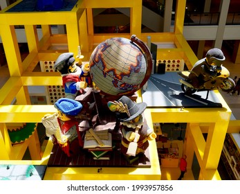 Bloomington, Minnesota - 2021: The LEGO Store In Mall Of America. The Age Of Exploration And Globe Made Of LEGO Bricks. Christopher Columbus, Vasco Da Gama, Ponce De León, And Ferdinand Magellan.