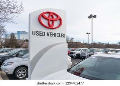 BLOOMINGTON, MN/USA - NOVEMBER 18, 2018: Toyota Automobile Dealership Used Car Sign And Trademark Logo.