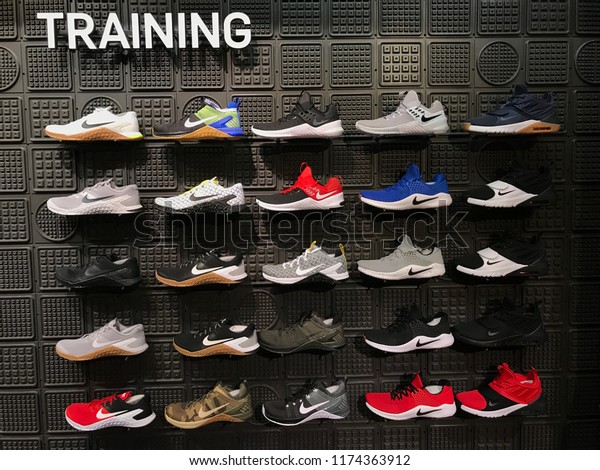 hours at the nike store in the mall of america