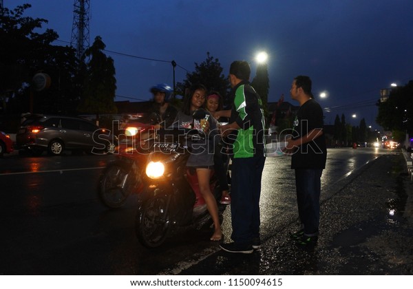Blora-May 22, 2018: -association of Grab\
drivers Motorcycle share food during the holy month of Ramadhan,\
Central Java,\
Indonesia
