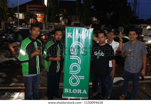Blora-May 22, 2018: association of Grab drivers\
Motorcycle share food during the holy month of Ramadhan, Central\
Java, Indonesia