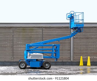 Blue Articulated Boom Lift For Construction Work