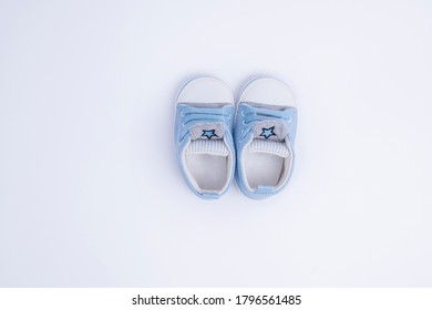 Blue-Baby-Turnschuhe, Nahaufnahme auf weißem Hintergrund einzeln