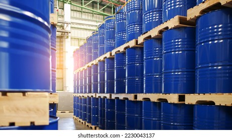 El tambor de barril azul sobre las paletas contiene sustancias químicas líquidas en el almacén preparadas para su entrega al cliente por encargo. Fabricación de productos químicos. Concepto de obras industriales petrolíferas y químicas