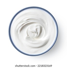 Cubeta de cerámica azul de yogur griego fresco o crema agria aislada en fondo blanco, vista superior