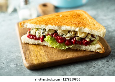 Blue Cheese Sandwich With Cranberry Chutney