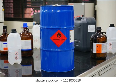 Blue Color Hazardous Dangerous Chemical Drum Barrels With Red Flammable Liquid Warning Label And  Variety Type Of Flammable Liquid Container