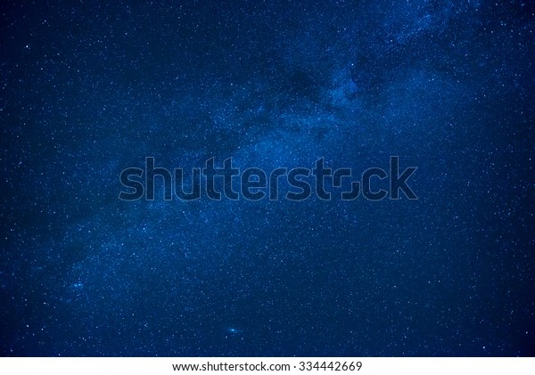 蓝色黑暗的夜空与许多星星 银河系宇宙背景库存照片 立即编辑