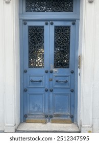 Una puerta azul en