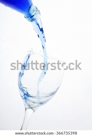 Blue drink pour