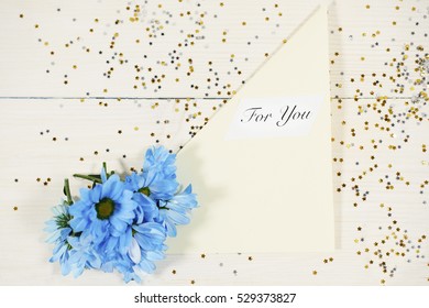 Blue flowers on the adhesive note 