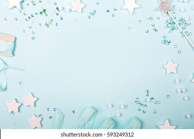 Modrý rámeček pozadí se stylovými dekoracemi hvězd a flitry s kopírovacími prostory pro text. Stock fotografie