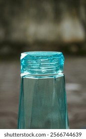 Un vaso cristal azul