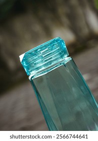 Un vaso cristal azul