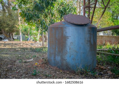 Blue iron water tank, rust-on iron water tank