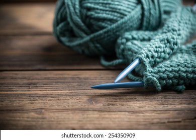 Laine de tricot bleue et aiguilles de tricot