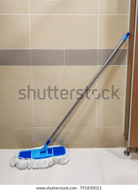 Blue Mop Cleaning Tile Floor Bathroom Stockfoto Jetzt