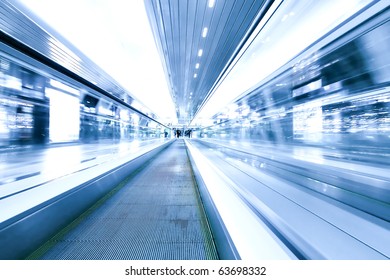 blaue Bewegung des Geschäftsweges, Rolltreppe am Flughafen