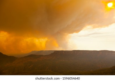 The Blue Mountains, New South Wales / Australia - December 21st 2019: As The Wind Changes The Ruined Castle Bush Fire Smoke Arrives In The Katoomba To Block Out The Sun.
