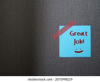 Blue Note Stick On Grey Copy Space Background With Words GREAT JOB, Concept Of Positive Self Talk, Praise Encouragement Note From Boss, Teacher Or Clients To Express Admiration In Well Done Work