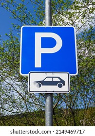 blaues Parkzeichen mit Zusatzwagen in Deutschland bedeutet, dass hier nur Autos parken dürfen