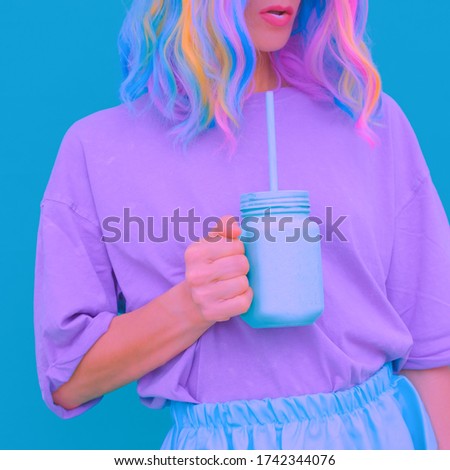 Similar – Foto Bild Junge, fitte Frau, die einen rosa Smoothie trinkt.