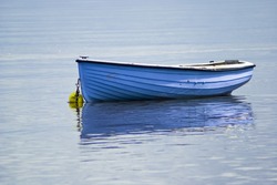 Blue Rowing Boat Anclado Cerca De Carsthorn (UK OS Ref.NX 994 597) Con Marea Alta En Un Día Soleado Y Tranquilo Julio De 2007