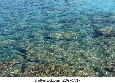 blauer Meereshintergrund. Nahaufnahme des Wassers, reiht die Textur ein. Bubble Felsen unter Wasser in den flachen. Zypern. 