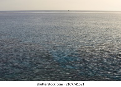 Blauer Meereshintergrund bei Sonnenuntergang. Meerblick Wasser, reißt Textur. Zypern. 