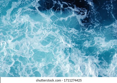 Blaue Meeresstruktur mit Wellen und Schaumstoff