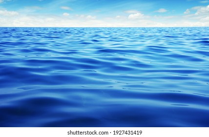 Blaues Meerwasser. Meeresoberfläche, natürlicher Hintergrund auf Himmel