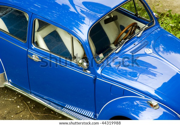 blue and shiny vintage\
beetle car