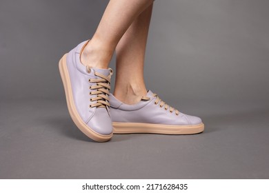 Blaue Schuhe auf grauem Hintergrund