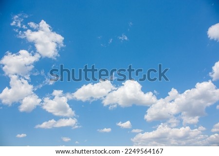 Blue sku with fluffu clouds